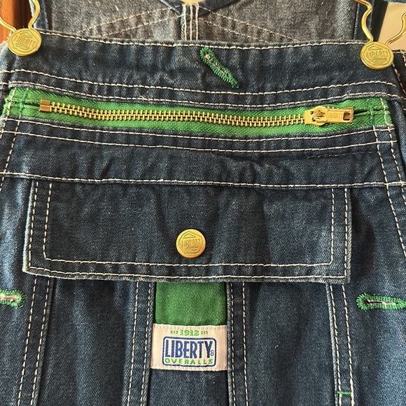 A classic! Pockets everywhere! Loop & adjustable straps. No damage/pets/smoke. - Picture 11 of 11